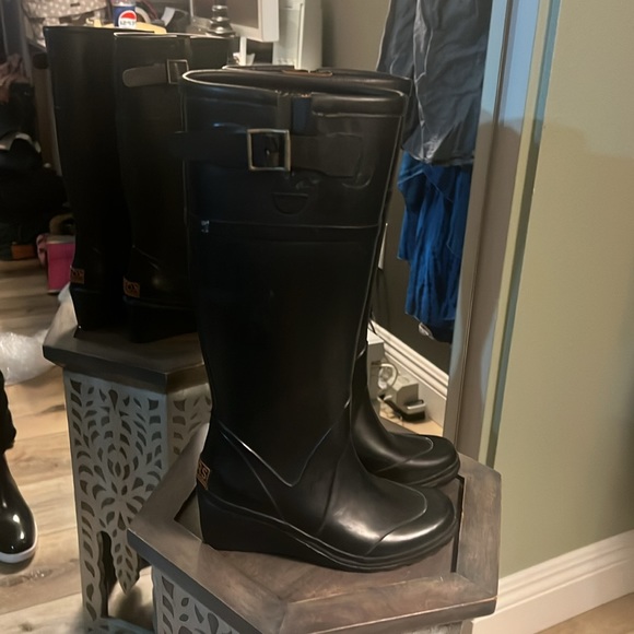 1 hour sale. KORS Michael Kors, black rain boots, tall wedge style, size 6 - Picture 10 of 11